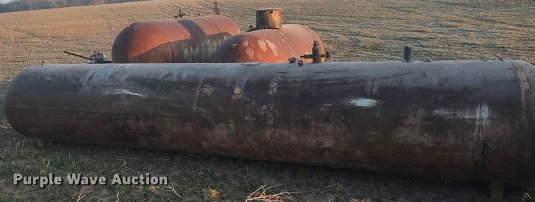 image for item DQ0421 (3) propane tanks