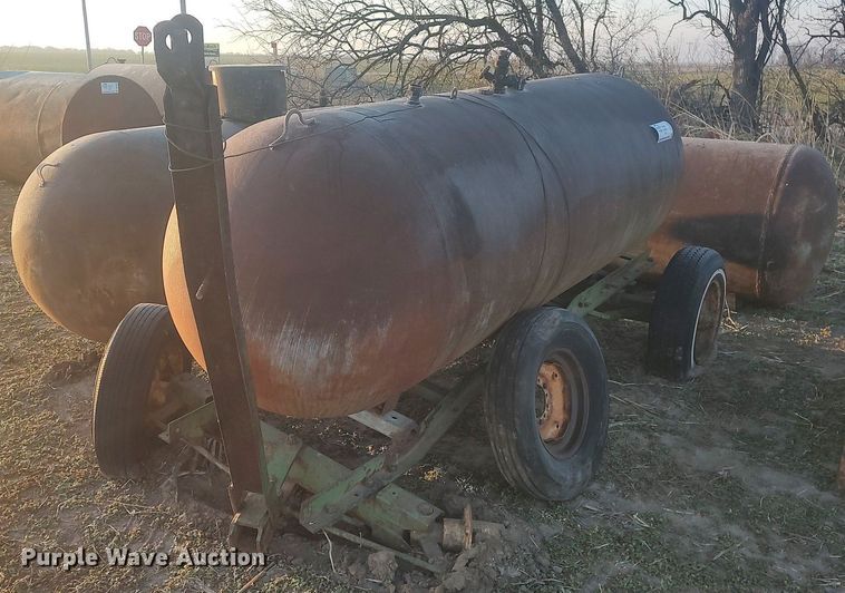 image for item DQ0421 (3) propane tanks