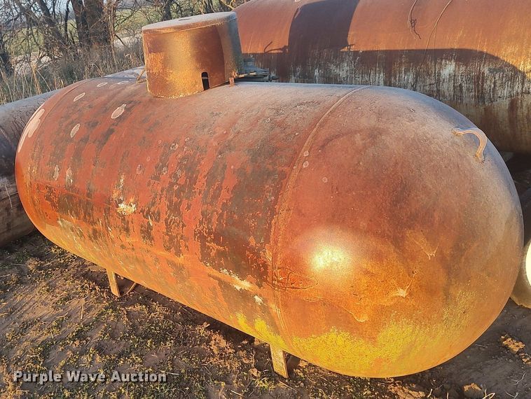 image for item DQ0421 (3) propane tanks