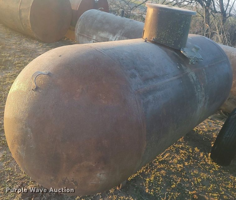 image for item DQ0421 (3) propane tanks