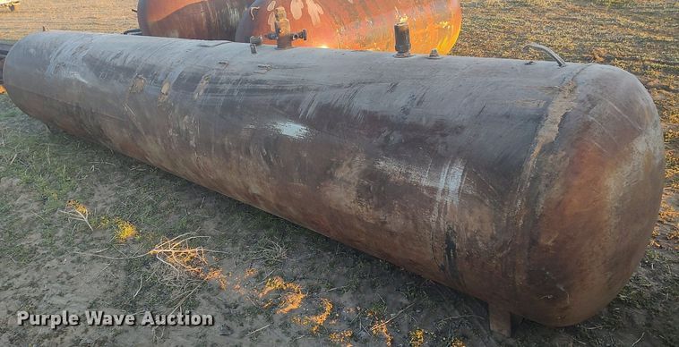 image for item DQ0421 (3) propane tanks