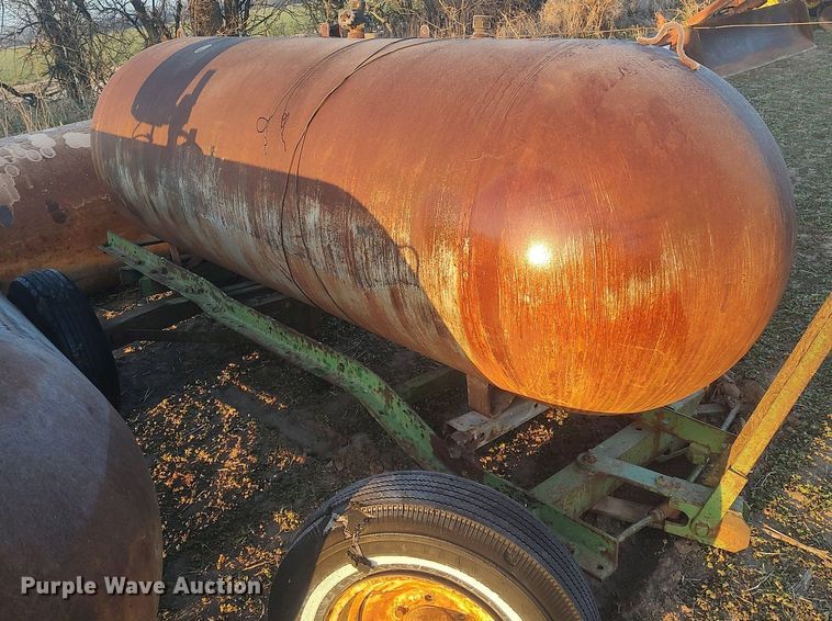 image for item DQ0421 (3) propane tanks
