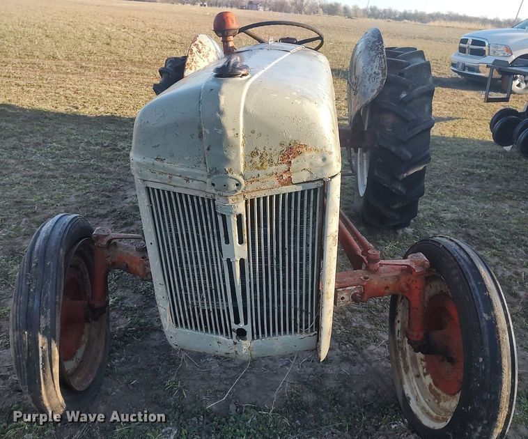 image for item DQ0425 Ford  tractor
