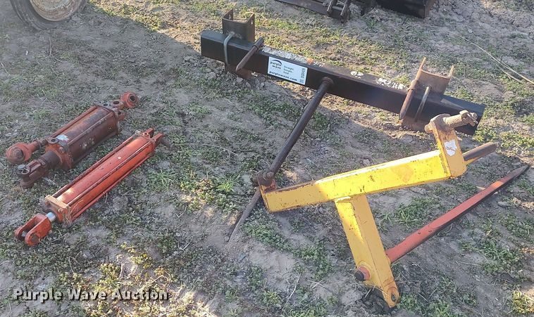 image for item DQ0426 (2) bale spears