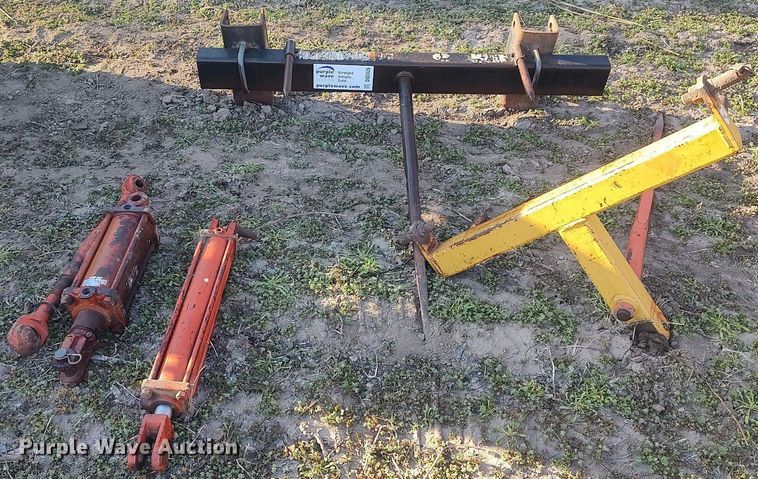 image for item DQ0426 (2) bale spears