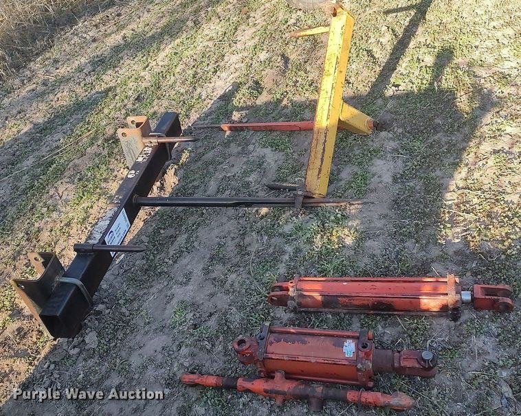 image for item DQ0426 (2) bale spears