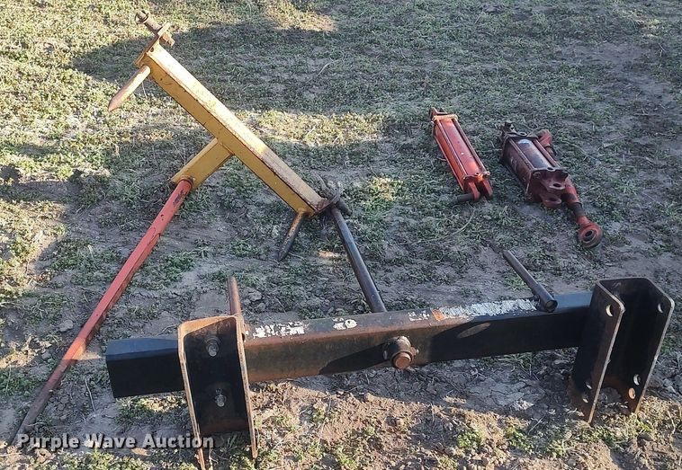 image for item DQ0426 (2) bale spears