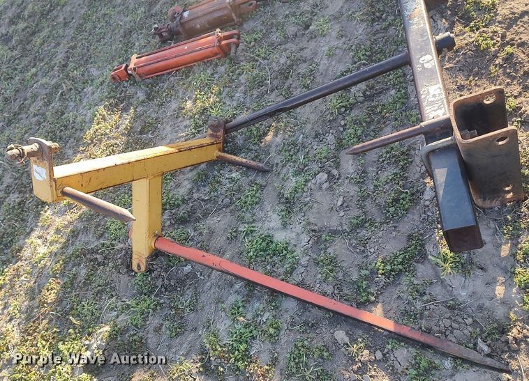 image for item DQ0426 (2) bale spears