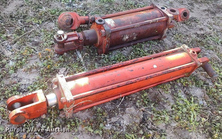 image for item DQ0426 (2) bale spears