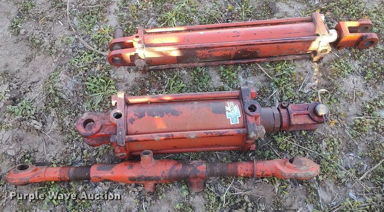 image for item DQ0426 (2) bale spears