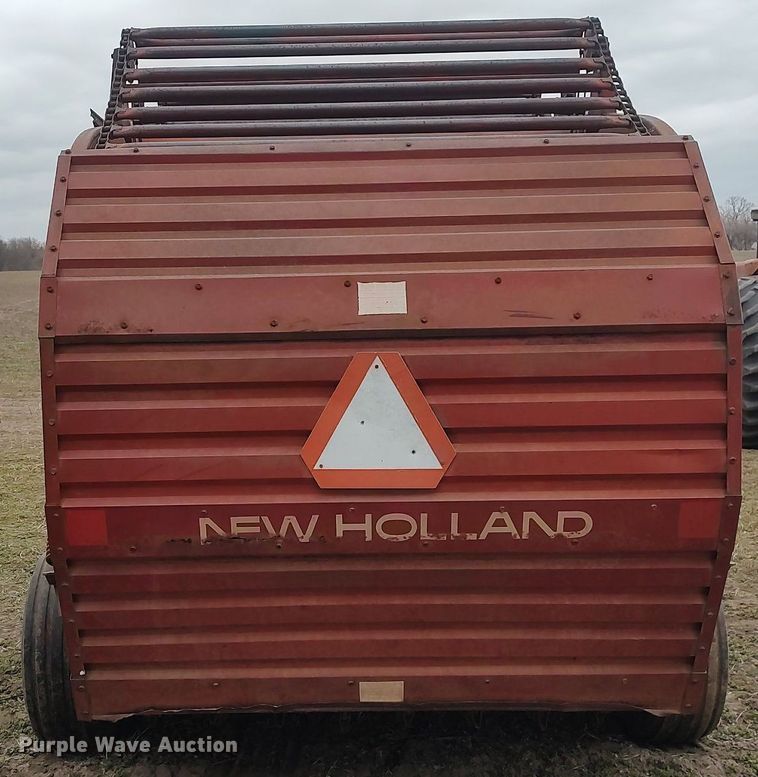 image for item DQ0429 New Holland 850  round baler