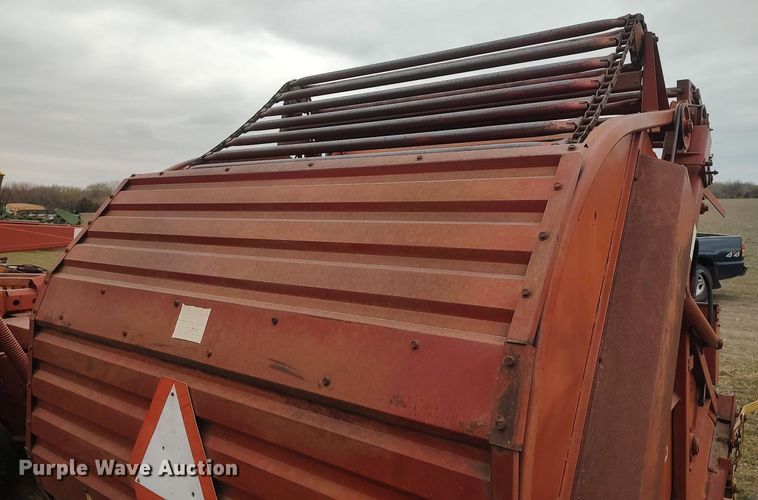 image for item DQ0429 New Holland 850  round baler