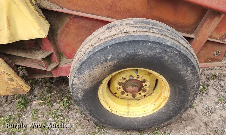 image for item DQ0429 New Holland 850  round baler