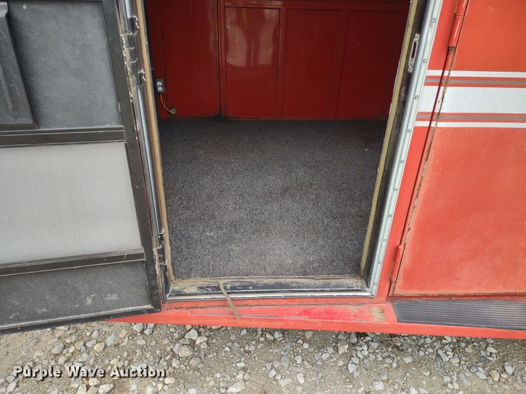 image for item DQ1589 1998 Titan Renegade II  livestock trailer