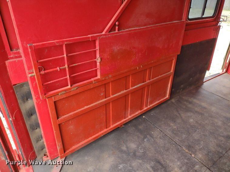 image for item DQ1589 1998 Titan Renegade II  livestock trailer