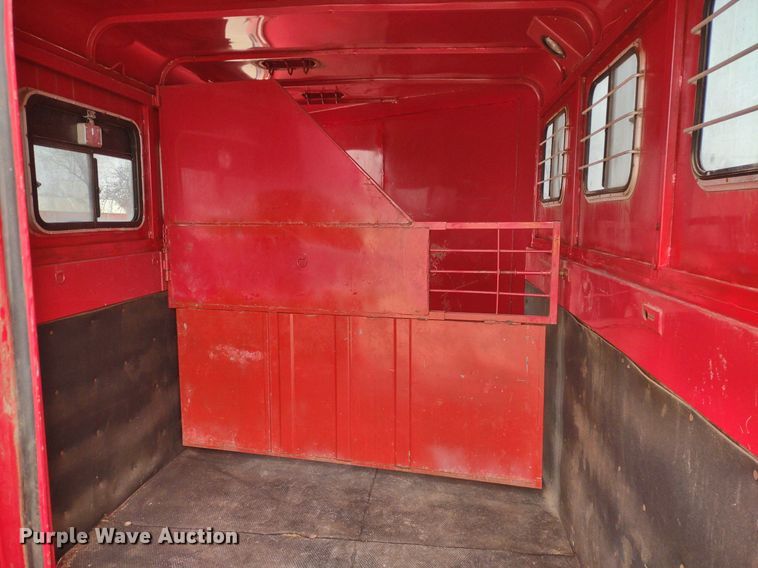 image for item DQ1589 1998 Titan Renegade II  livestock trailer
