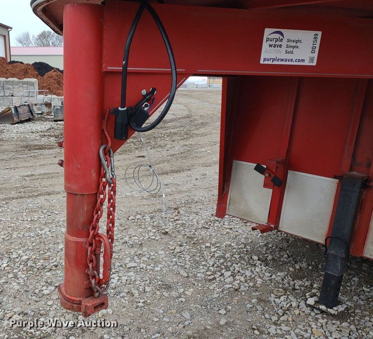 image for item DQ1589 1998 Titan Renegade II  livestock trailer