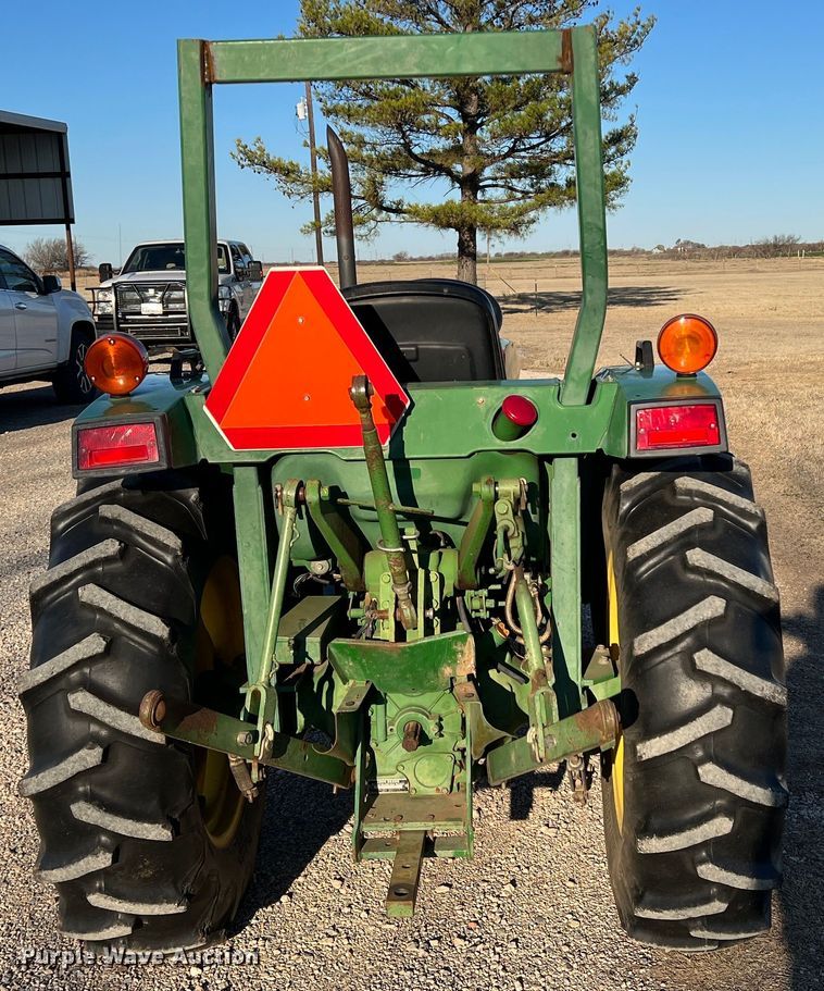 image for item DS2846 1992 John Deere 870  tractor