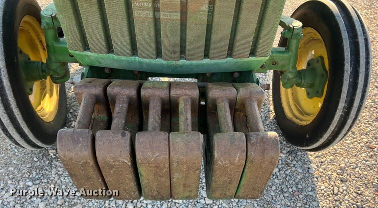 image for item DS2846 1992 John Deere 870  tractor