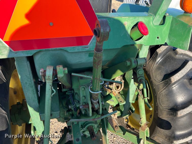 image for item DS2846 1992 John Deere 870  tractor