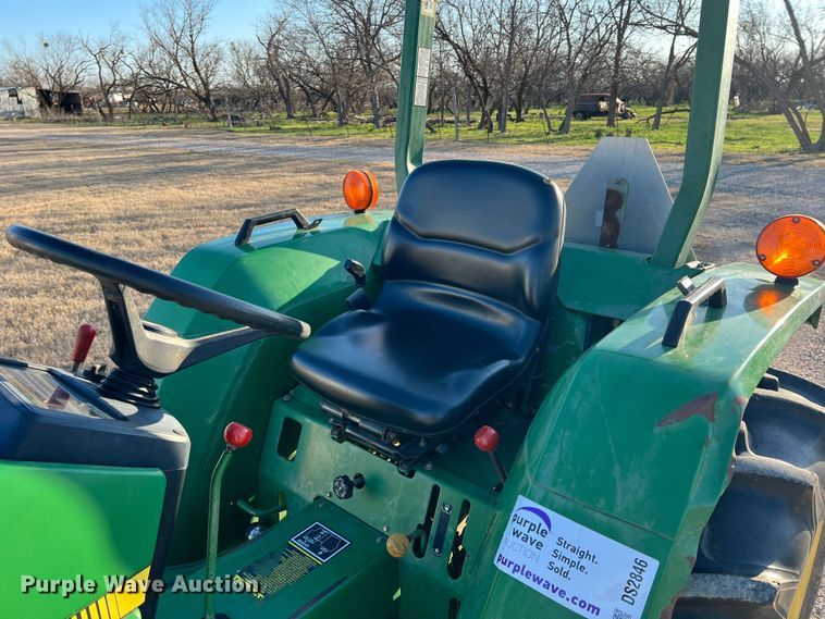 image for item DS2846 1992 John Deere 870  tractor