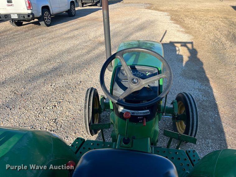 image for item DS2846 1992 John Deere 870  tractor