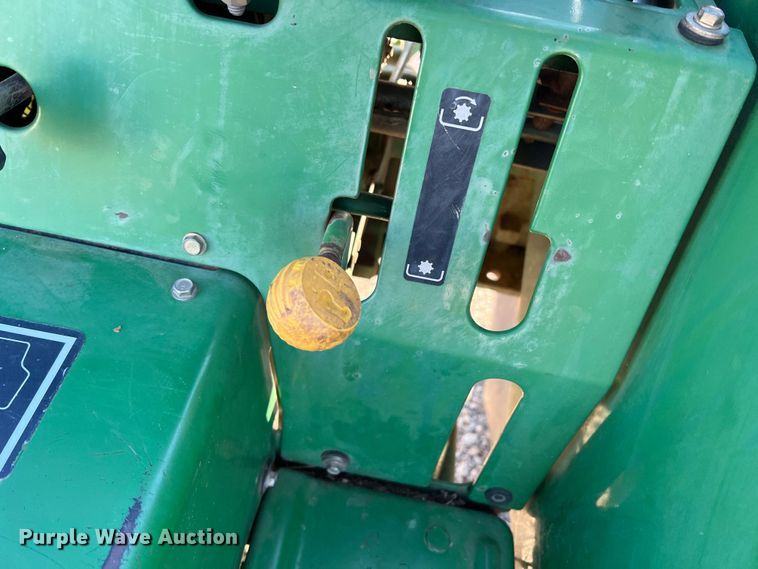 image for item DS2846 1992 John Deere 870  tractor