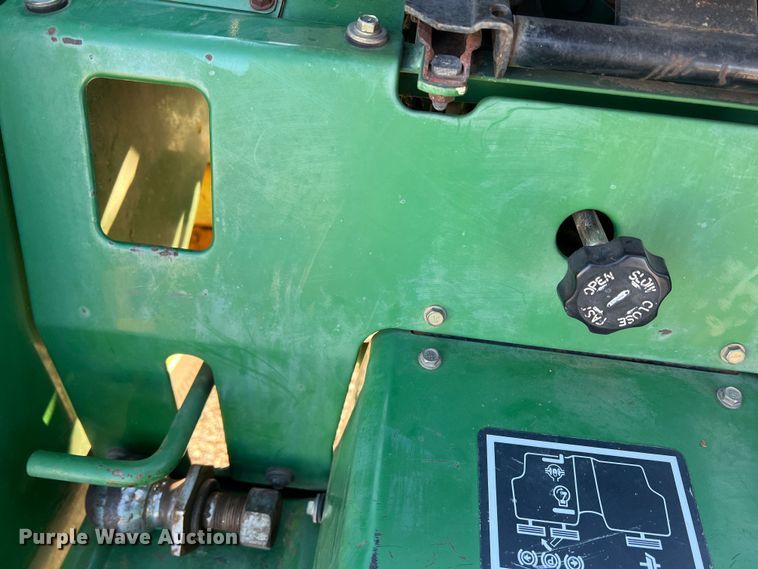 image for item DS2846 1992 John Deere 870  tractor