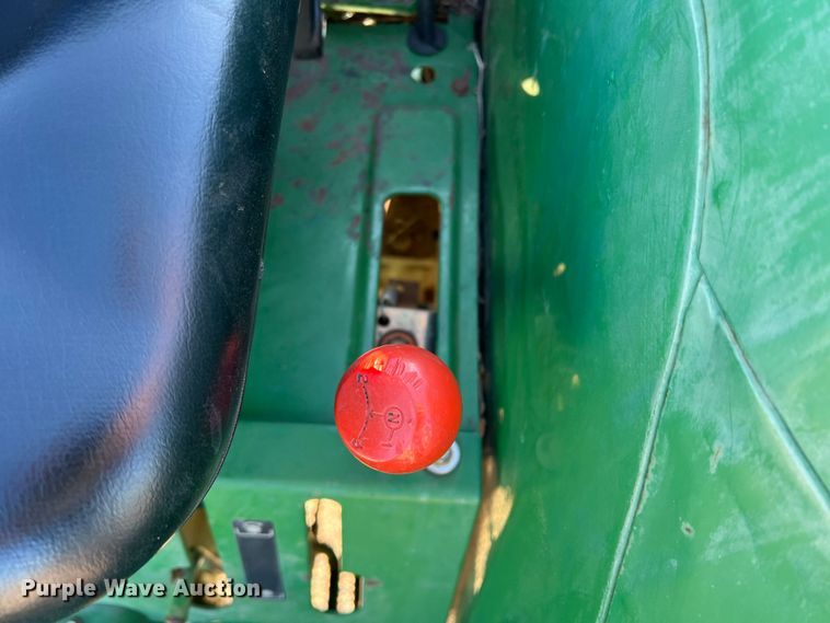 image for item DS2846 1992 John Deere 870  tractor