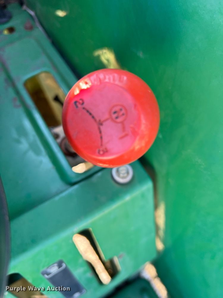 image for item DS2846 1992 John Deere 870  tractor