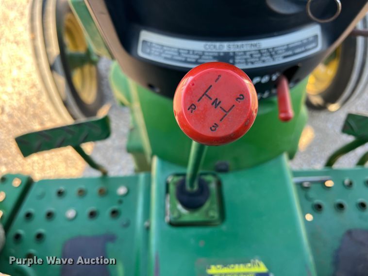 image for item DS2846 1992 John Deere 870  tractor