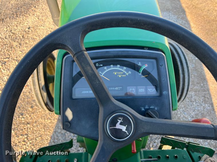 image for item DS2846 1992 John Deere 870  tractor