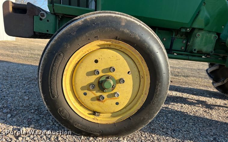 image for item DS2846 1992 John Deere 870  tractor