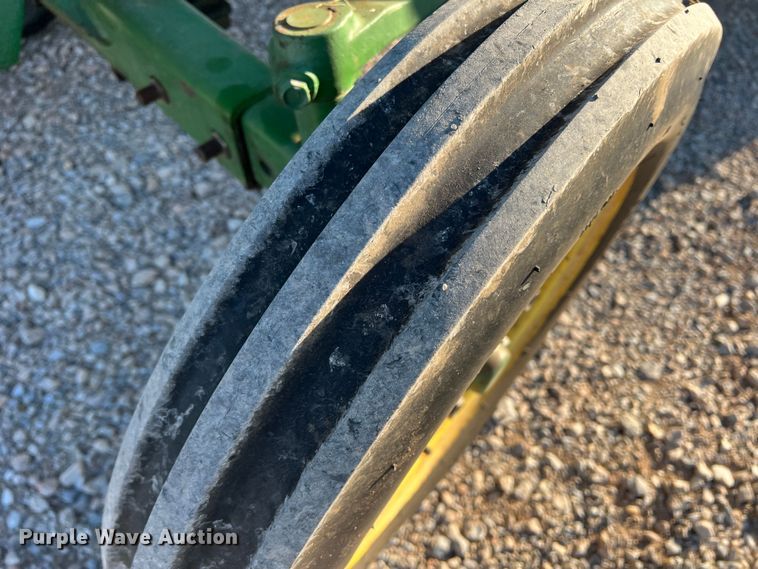 image for item DS2846 1992 John Deere 870  tractor