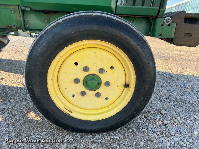 image for item DS2846 1992 John Deere 870  tractor