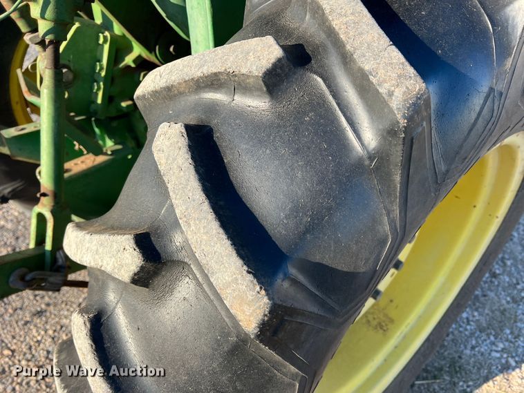 image for item DS2846 1992 John Deere 870  tractor