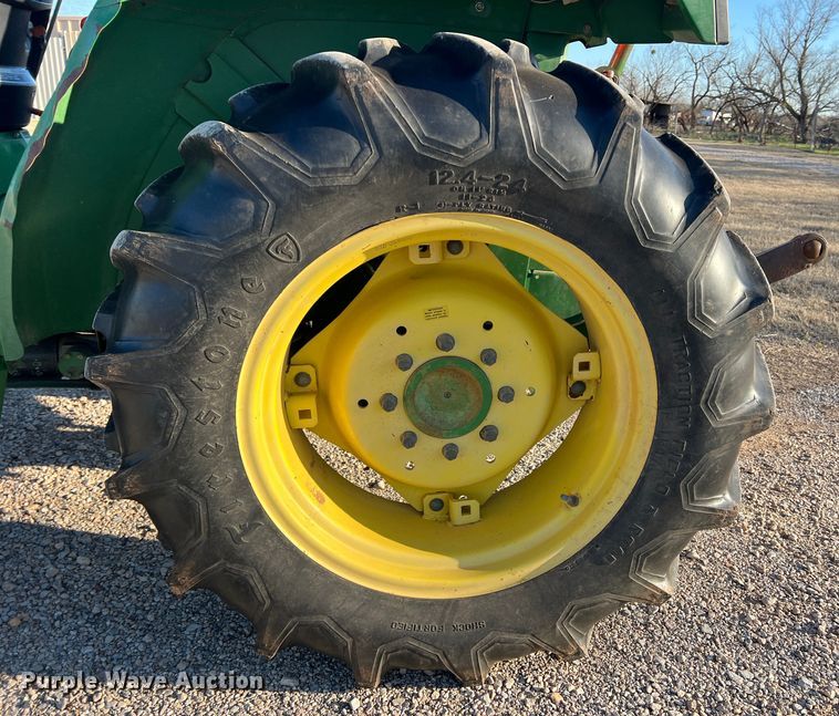 image for item DS2846 1992 John Deere 870  tractor