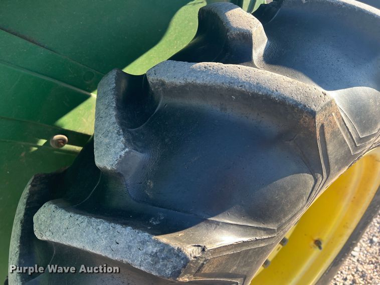 image for item DS2846 1992 John Deere 870  tractor