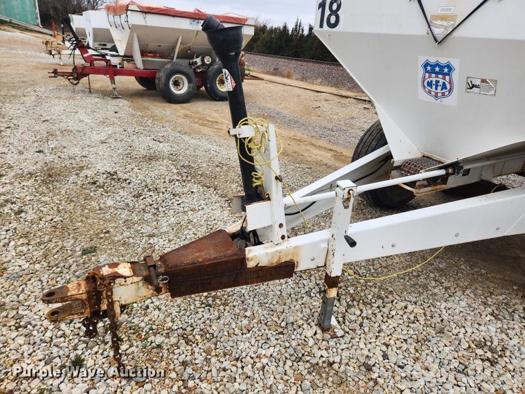 image for item JB9498 Willmar Super 600  fertilizer spreader