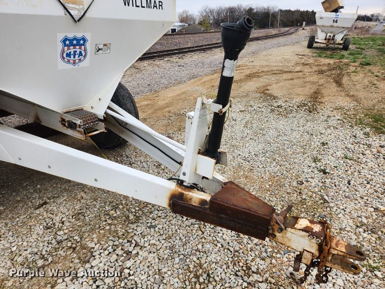 image for item JB9498 Willmar Super 600  fertilizer spreader