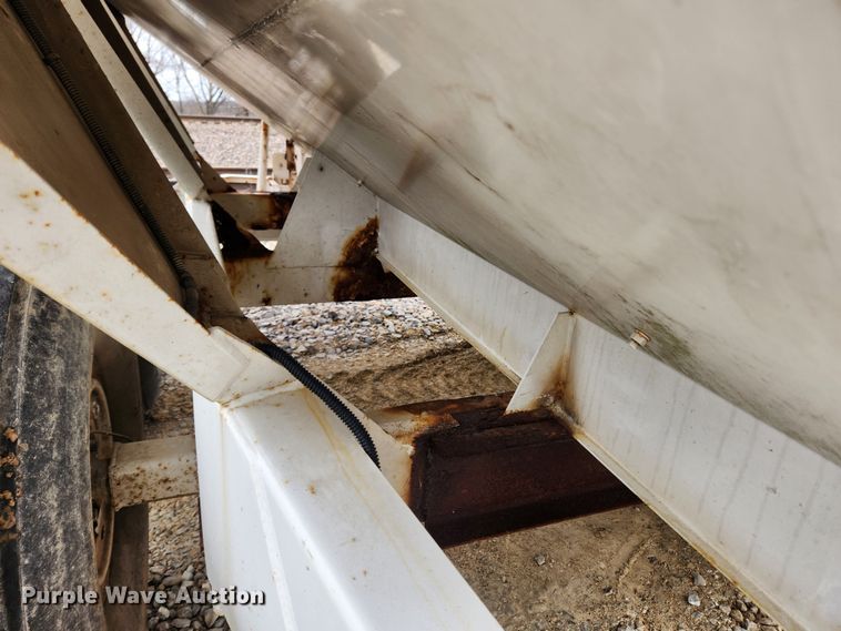 image for item JB9498 Willmar Super 600  fertilizer spreader