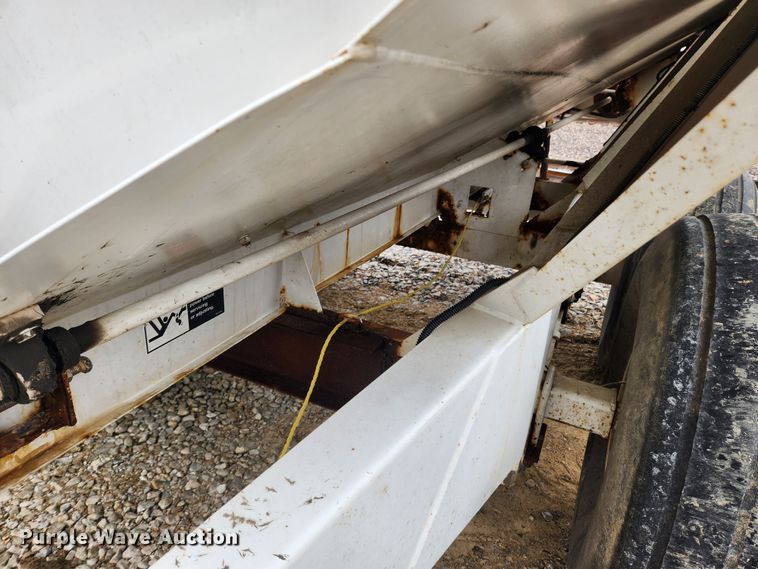 image for item JB9498 Willmar Super 600  fertilizer spreader