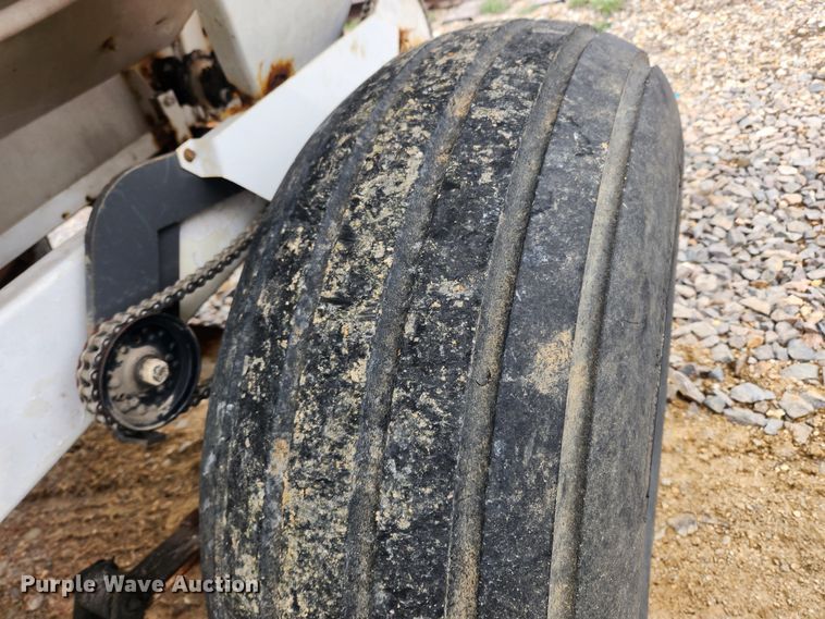 image for item JB9498 Willmar Super 600  fertilizer spreader