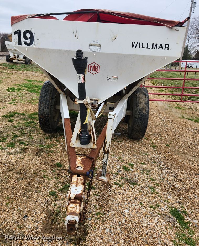 image for item JB9499 Willmar Super 600  fertilizer spreader