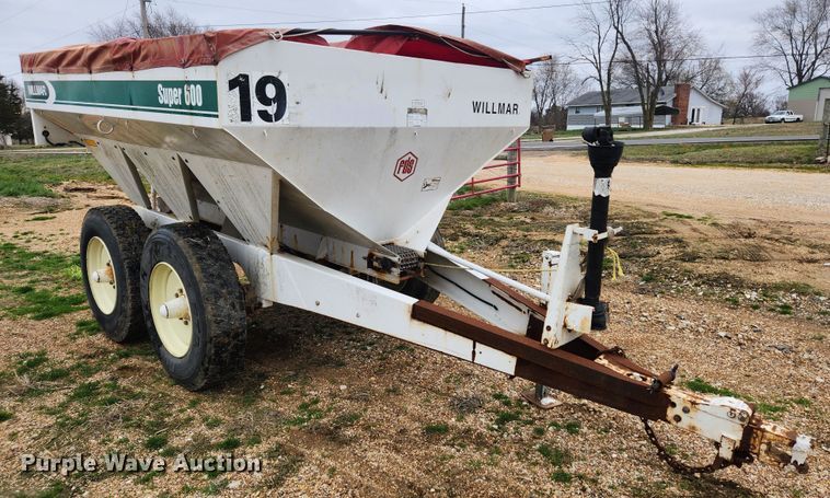 image for item JB9499 Willmar Super 600  fertilizer spreader
