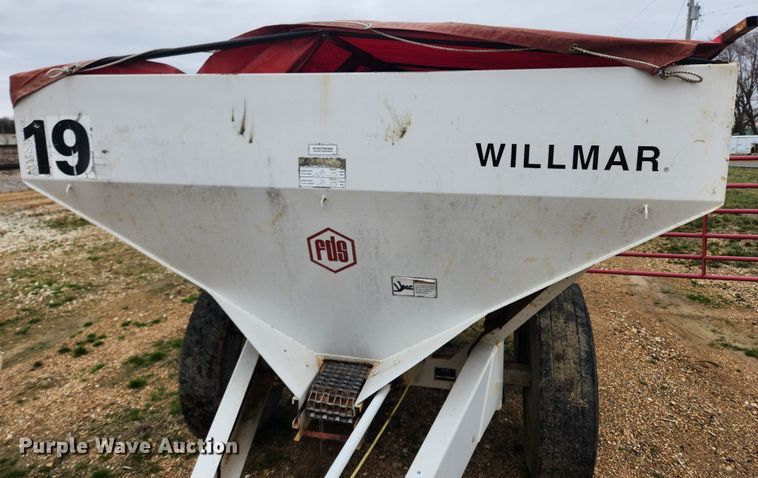 image for item JB9499 Willmar Super 600  fertilizer spreader