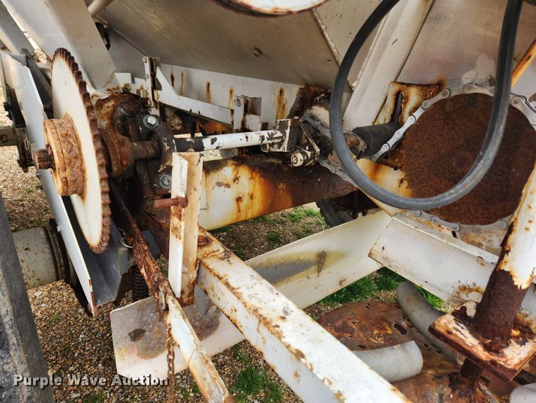 image for item JB9499 Willmar Super 600  fertilizer spreader