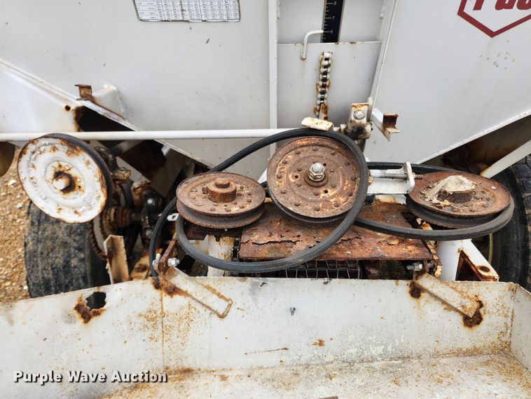 image for item JB9499 Willmar Super 600  fertilizer spreader