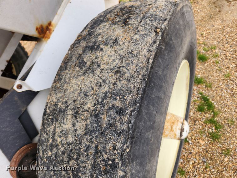 image for item JB9499 Willmar Super 600  fertilizer spreader