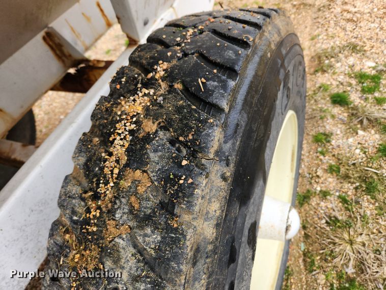 image for item JB9499 Willmar Super 600  fertilizer spreader